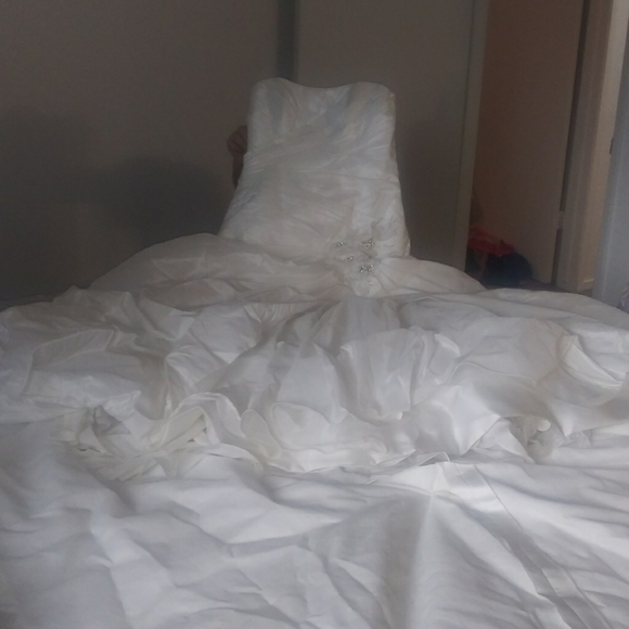 Wedding dress by Sotera Midgley - Picture 1 of 7